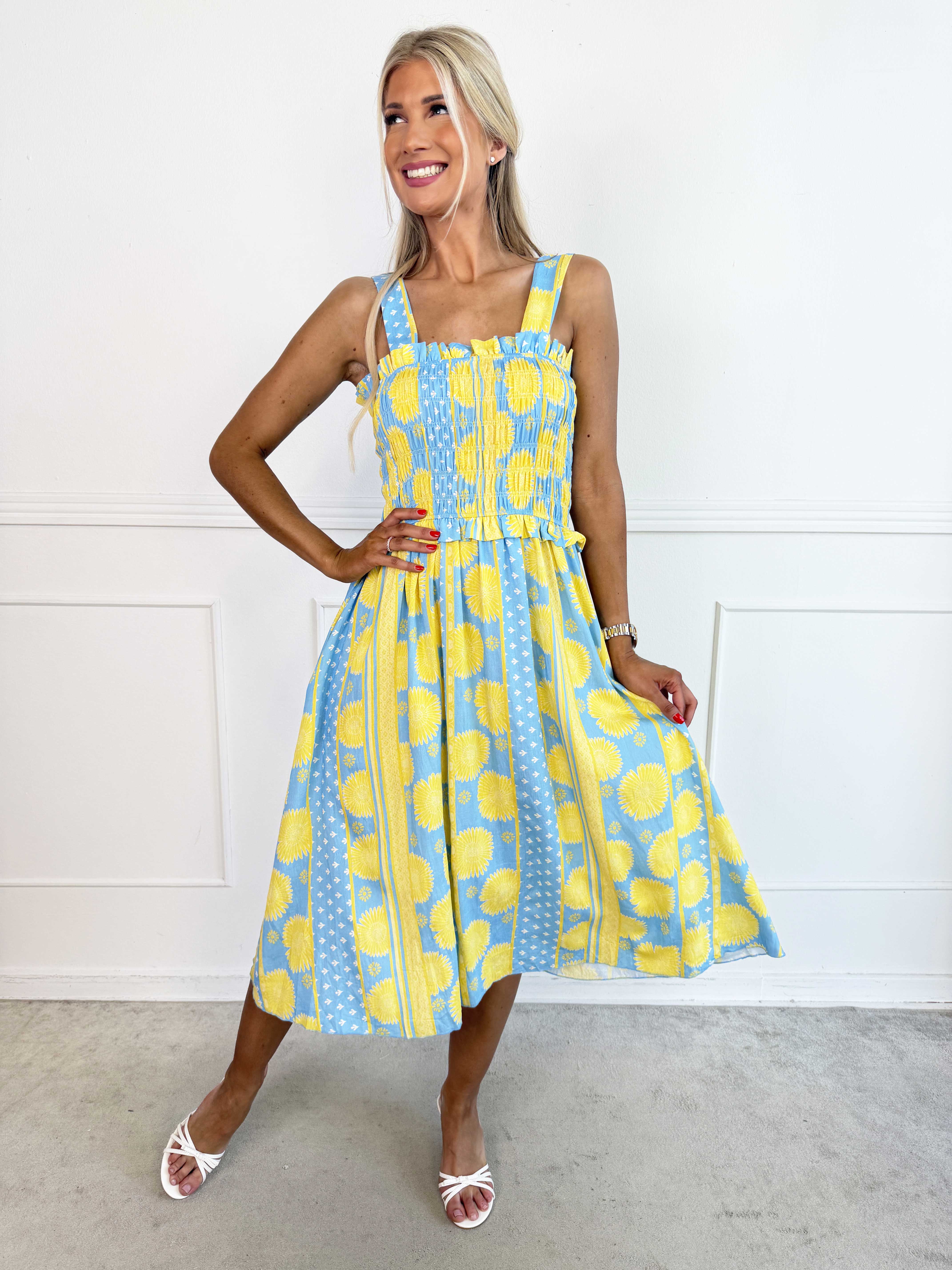 Marisol Sunburst - Blomstret plus size sommerkjole i viskose med smock henover brystet